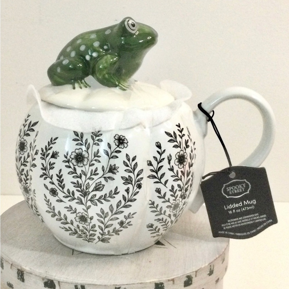 NEW Spooky Street Lidded Pumpkin Coffee Tea Mug Frog Floral Forget Me Not 16 oz
